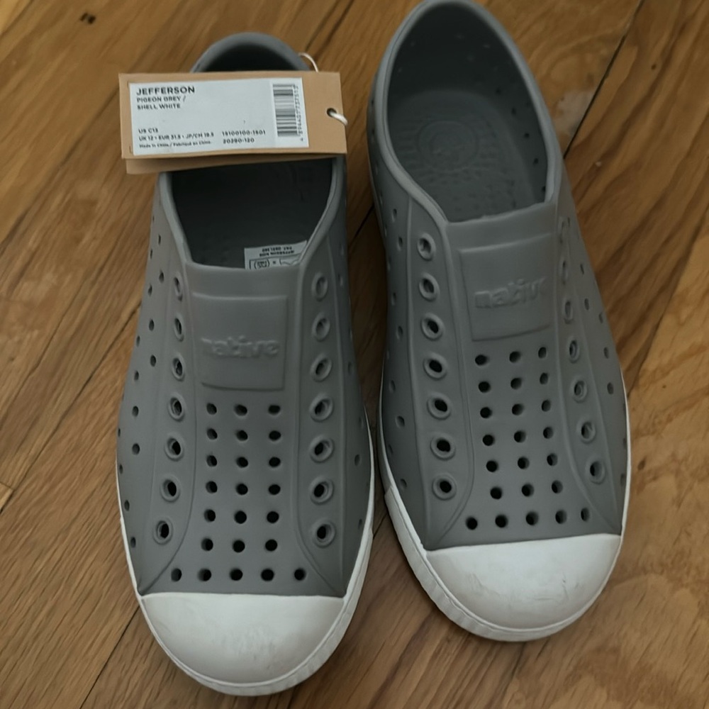 Brand new!! Never worn with tages.native shoes in gray kids size 13, unisex.